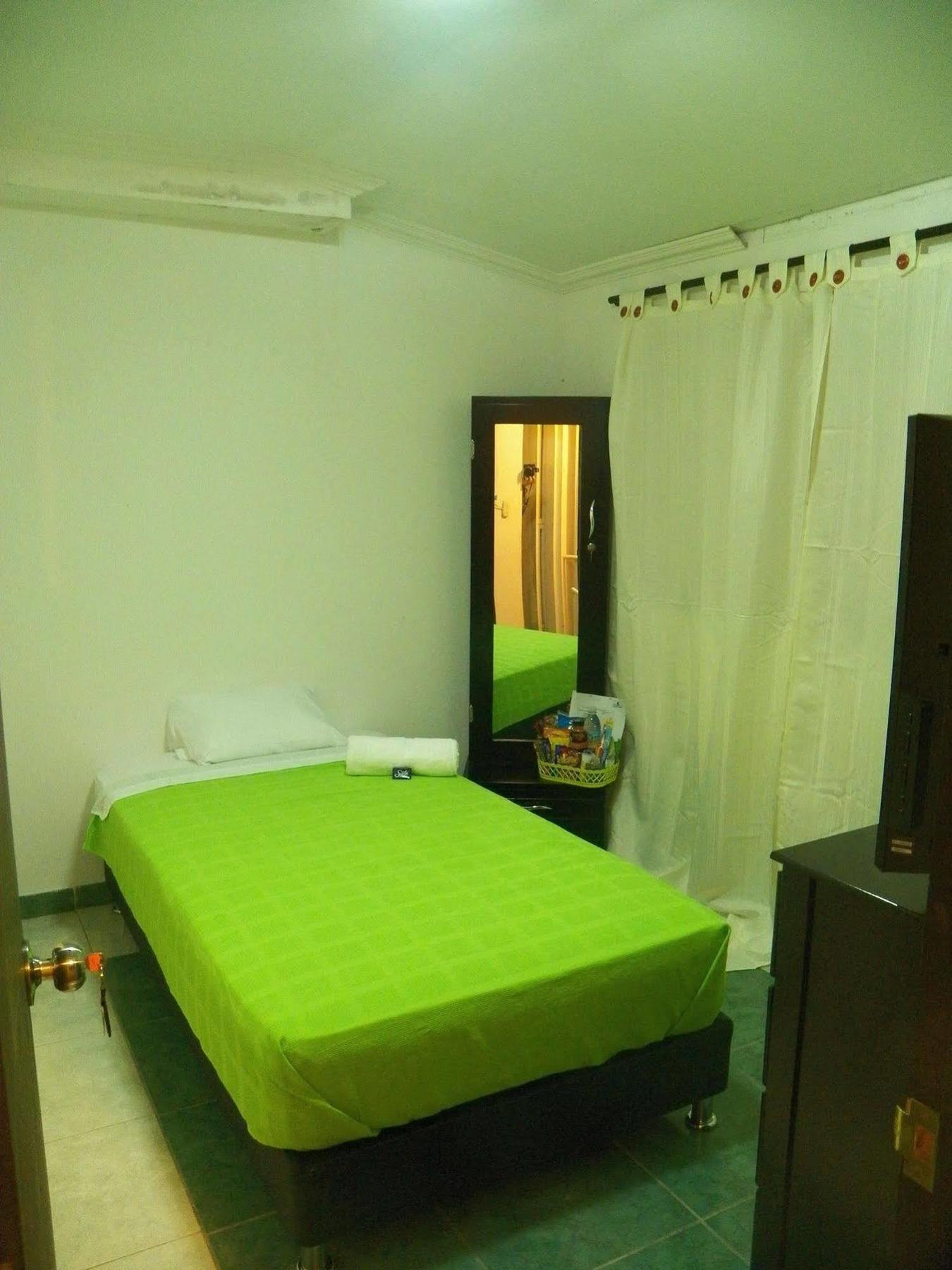 Hostal Deluxe Santander Манисалес Экстерьер фото