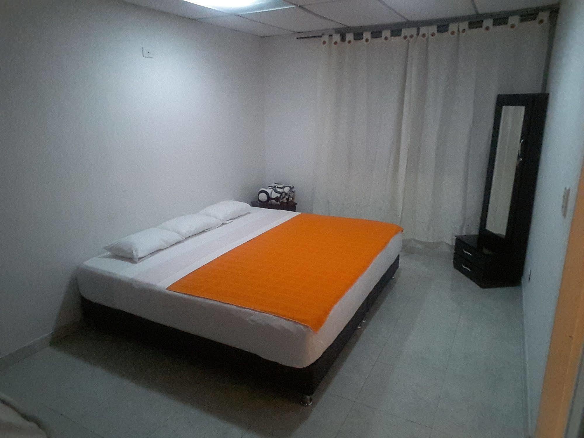 Hostal Deluxe Santander Манисалес Экстерьер фото